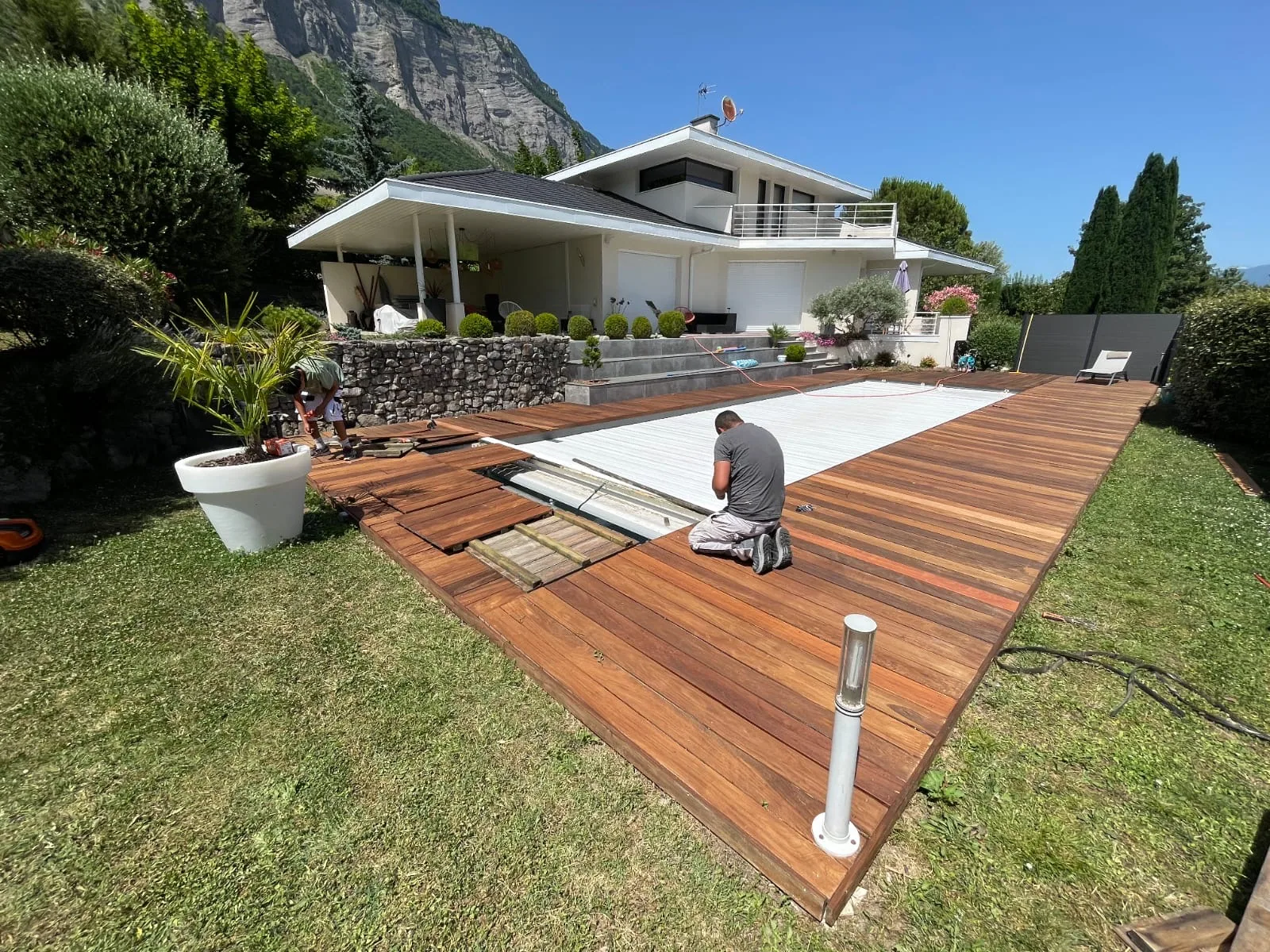Cuisine rénovée avec armoires sur mesure et plan de travail en pierre naturelle