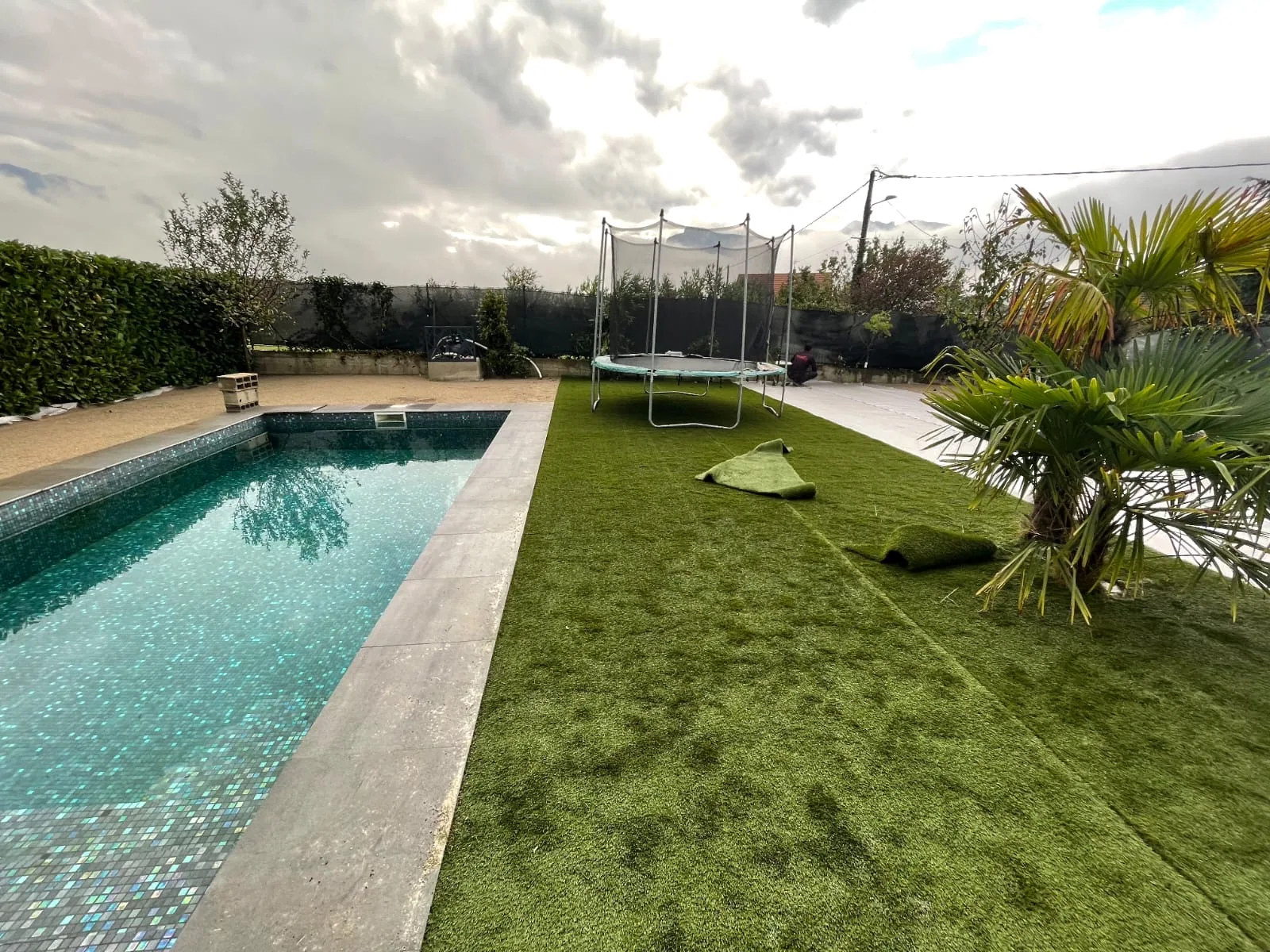 Rénovation complète de salle de bain avec carrelage et équipements sanitaires modernes
