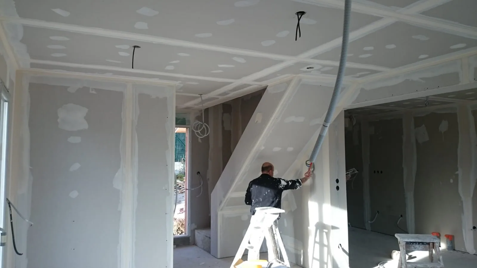 Équipe de rénovation travaillant sur un chantier de rénovation intérieure