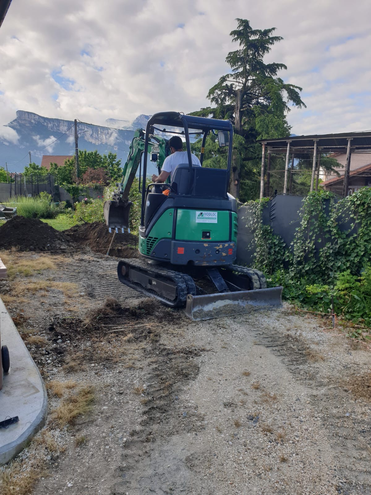 Équipe professionnelle durant une phase importante de rénovation résidentielle