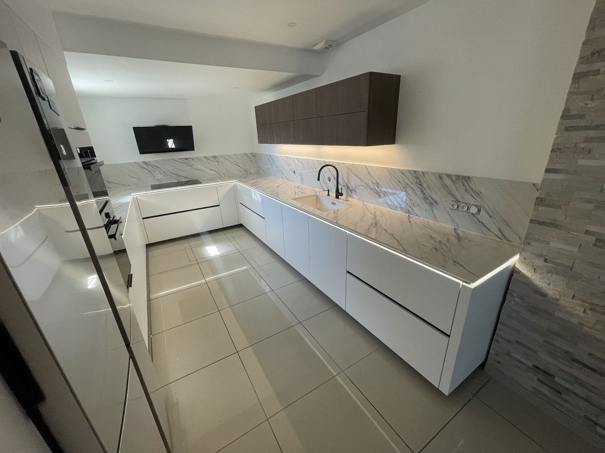 Rénovation d'intérieur avec peinture murale et finitions décoratives